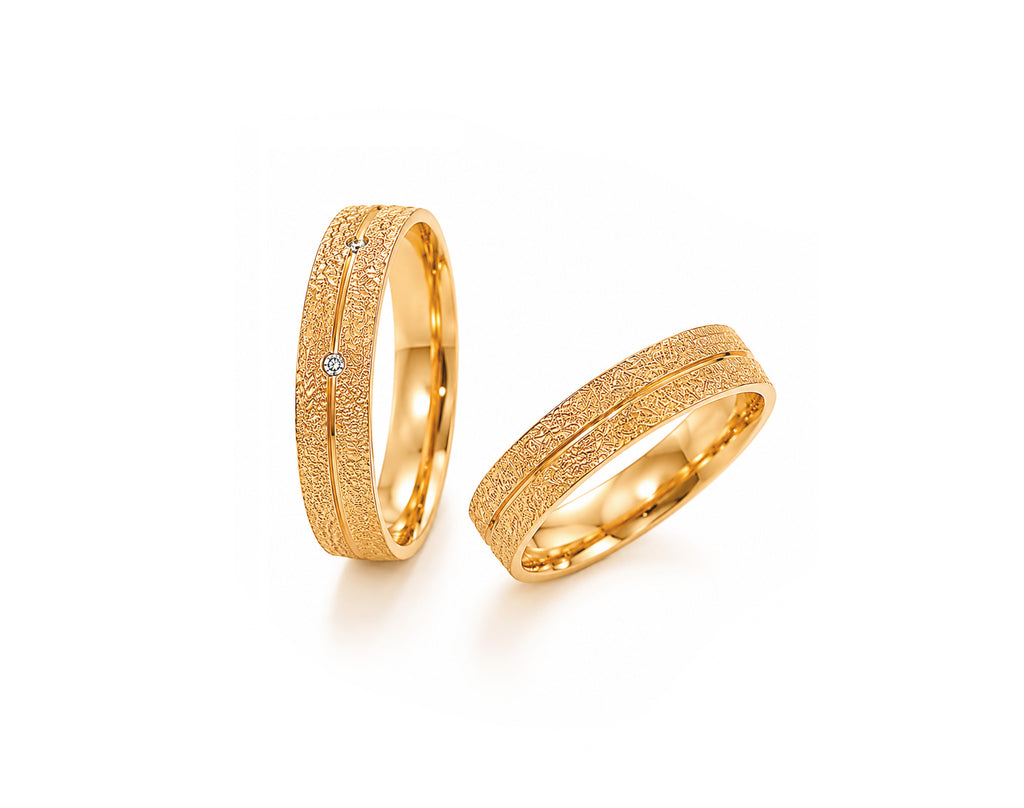 Alianças em Ouro 18k Com Friso Central e Diamantada