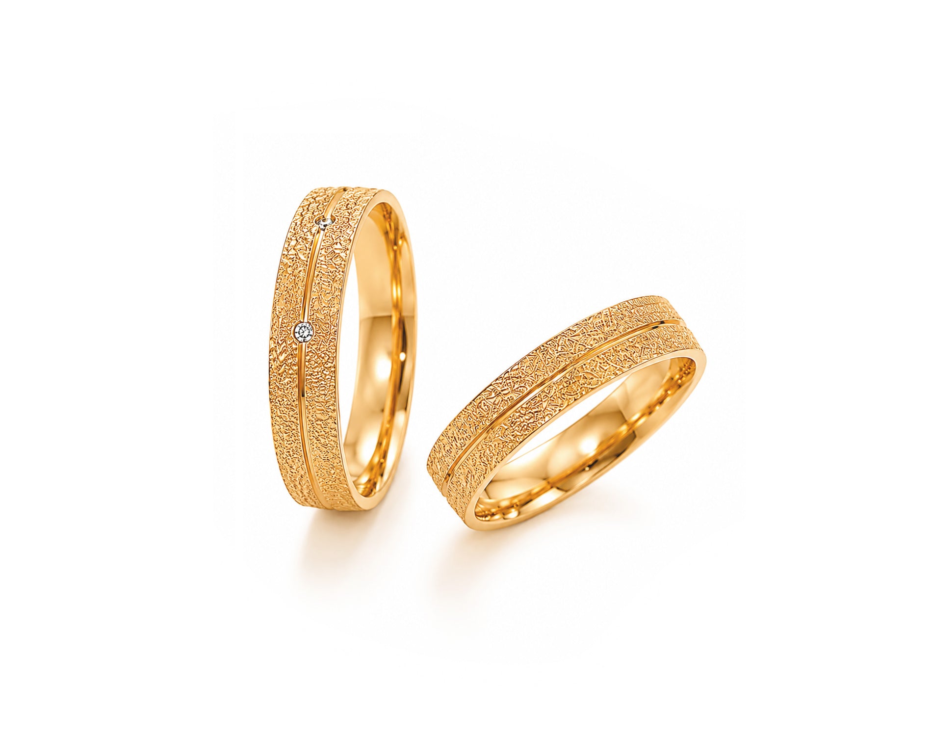 Alianças em Ouro 18k Com Friso Central e Diamantada
