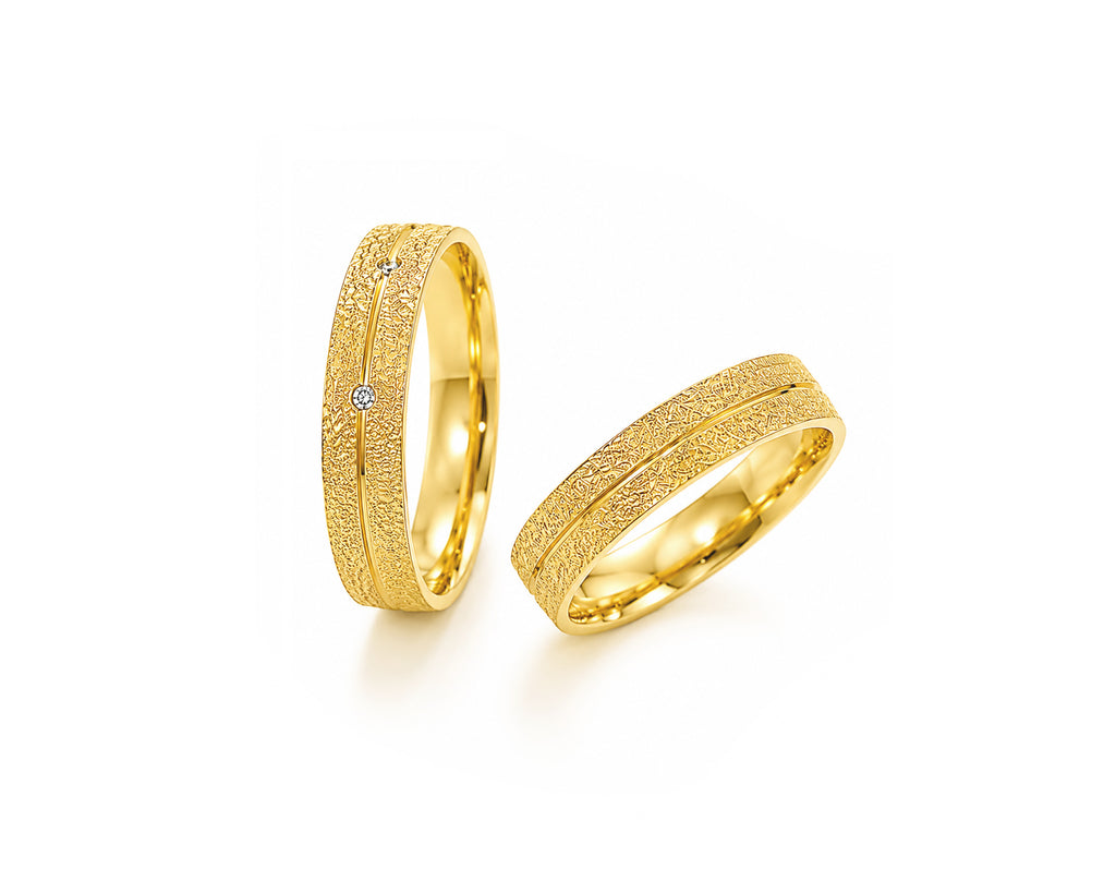 Alianças em Ouro 18k Com Friso Central e Diamantada