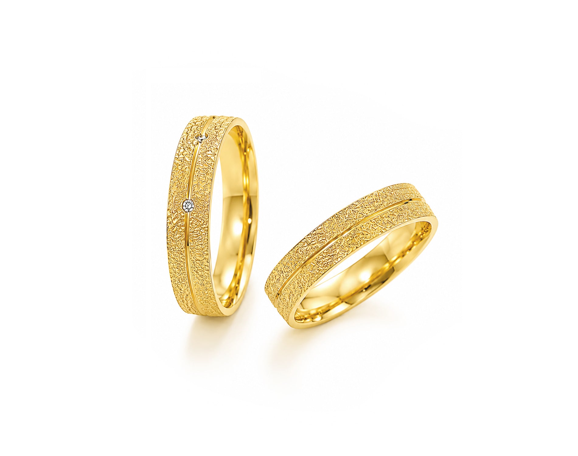 Alianças em Ouro 18k Com Friso Central e Diamantada
