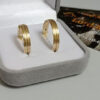 Alianças em Ouro 18k com Friso Central e Diamantada - Image 2